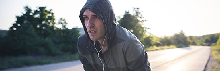 Joven con mancha de sudor en la ropa