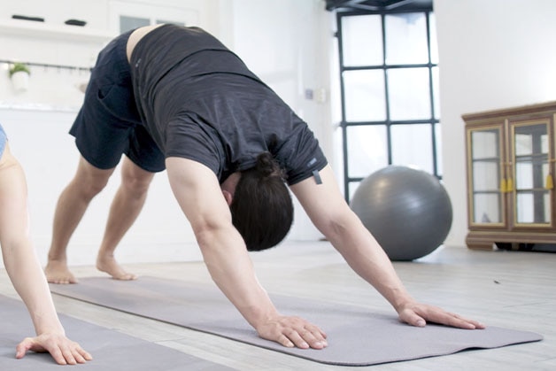 Hombre practicando yoga