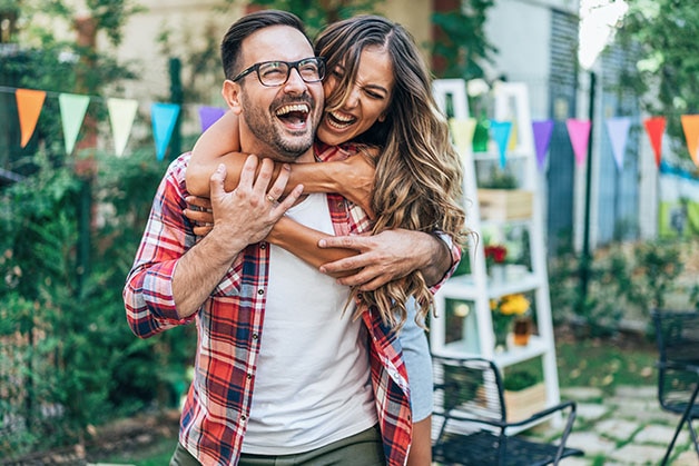 Hombre cargando a una mujer
