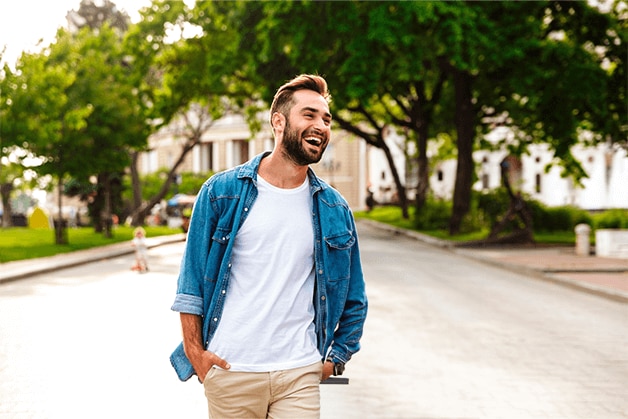 Hombre con chaqueta y jeans caminando