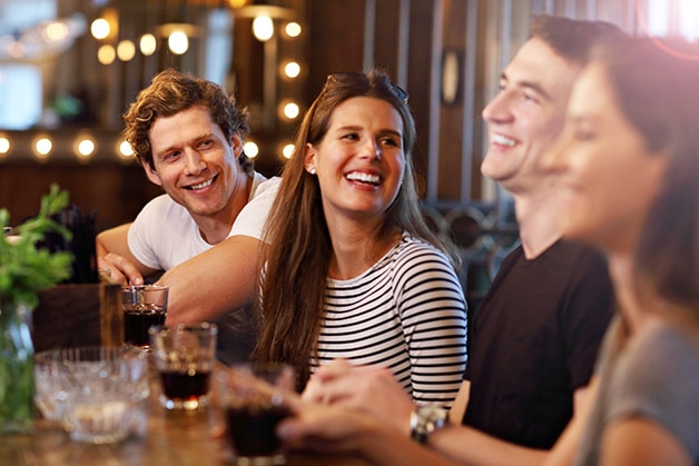 Grupo de personas sonriendo en un bar
