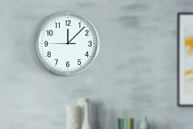 Imagen de reloj color gris marcando mediodía 