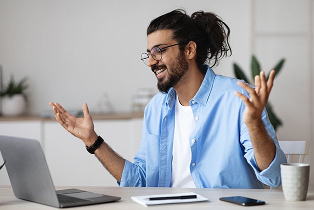 Hombre en una video llamada