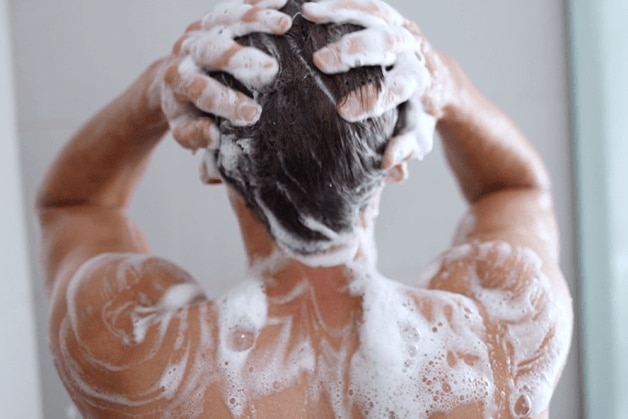 Hombre tomando una ducha