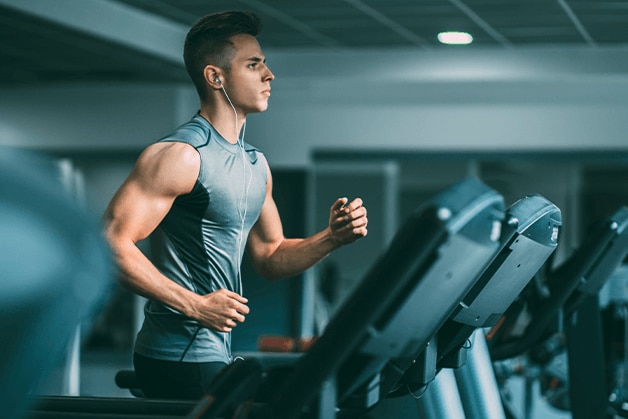 Hombre trotando en caminadora 