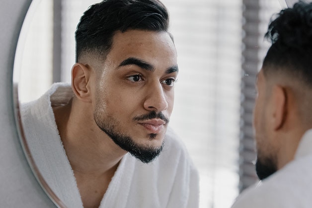 Hombre mirándose al espejo