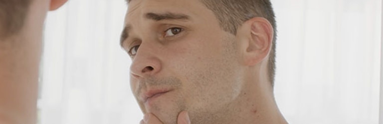 Joven con mancha de sudor en la ropa