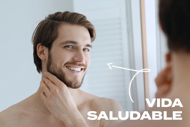 Hombre sonriendo y tocando su cara