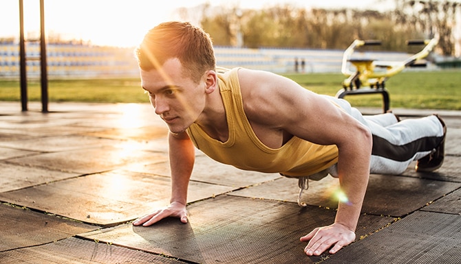 Hombre haciendo ejercicio con fondo de sol