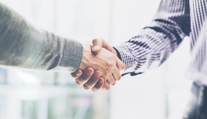 Saludo de mano entre dos hombres