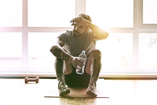 Hombre sentado sudando