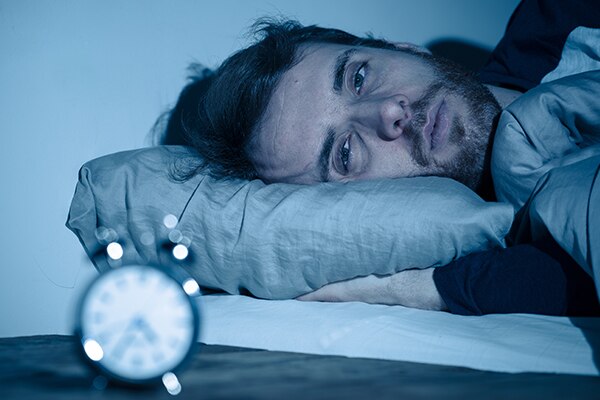 Chico develado sudando