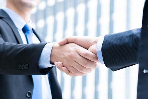 Hombre con manos sudorosas