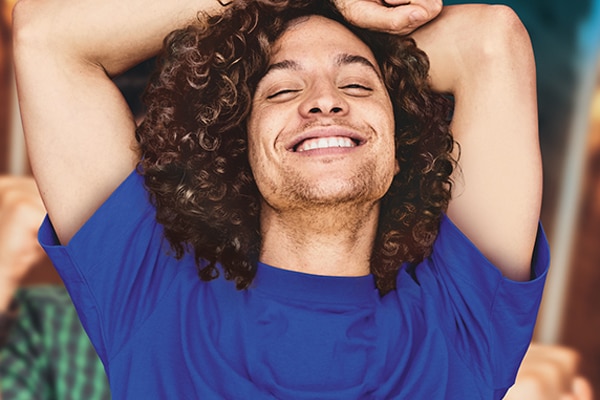 Hombre sonriendo sin irratación en las axilas