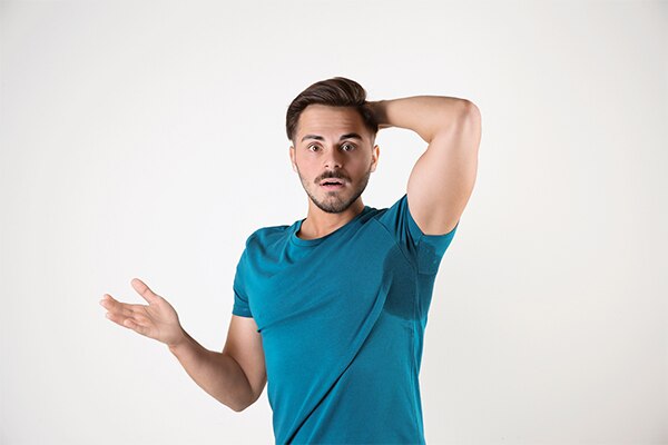 Hombre sorprendido por sudor