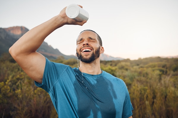 Hombre refrescando el surdor con agua